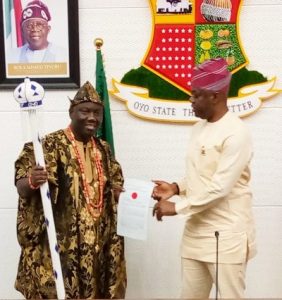 Gov. Makinde presents staff of office to new Alaafin